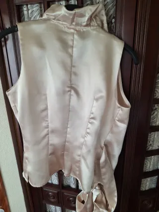 Blusa Raso Beige Volantes