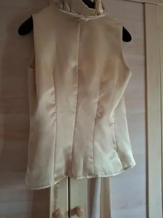 Preciosa Blusa Raso Beige Volantes