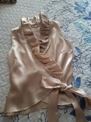 Preciosa Blusa Raso Beige Volantes