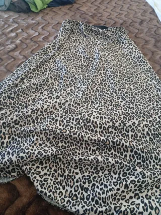 Falda satinada estampado leopardo
