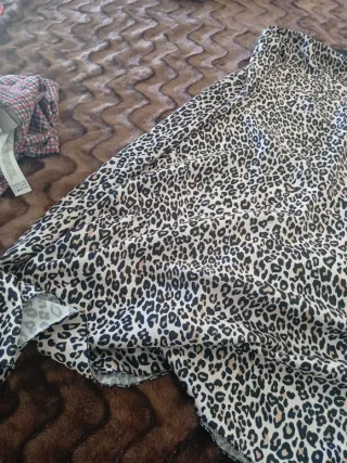 Falda satinada estampado leopardo