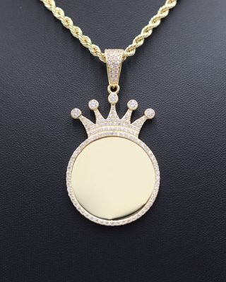 COLGANTE CHAPA REDONDO CORONA CIRCONITAS. Oro 18k.