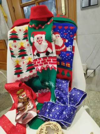 Calcetines, corbata y cinta navideña