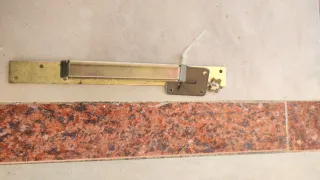 Cerradura de metal dorada