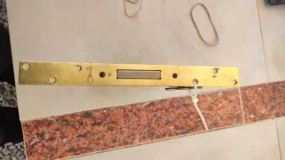 Cerradura de metal dorada