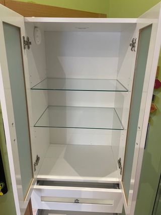 Mueble de baño blanco con puertas de cristal