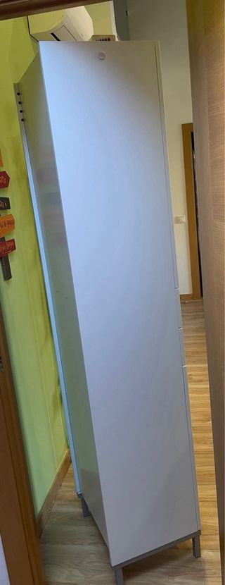 Mueble de baño blanco con puertas de cristal