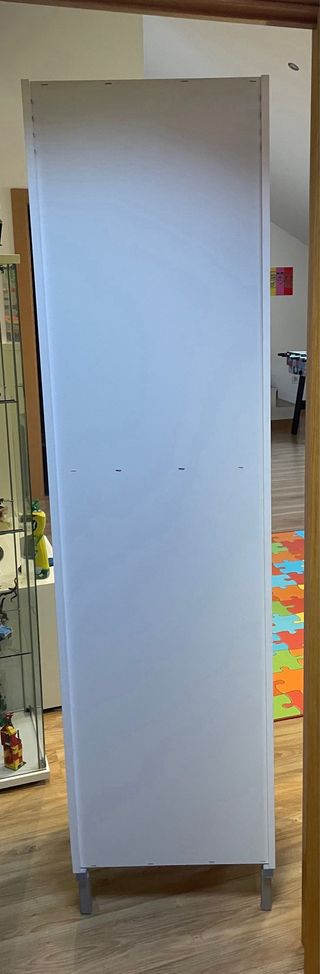 Mueble de baño blanco con puertas de cristal