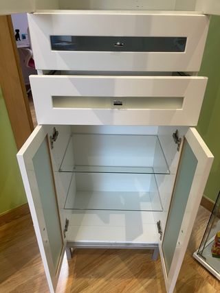 Mueble de baño blanco con puertas de cristal