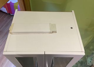 Mueble de baño blanco con puertas de cristal