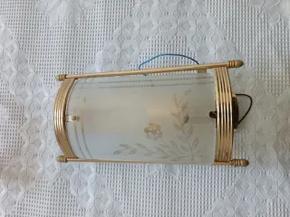 Lámpara de pared dorada y cristal