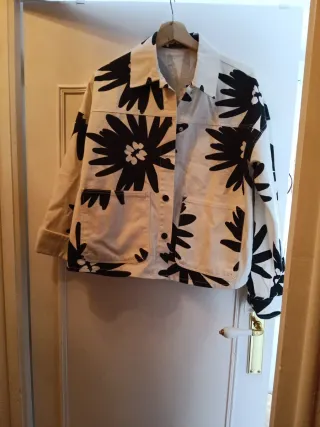 Cazadora vaquera Parfois estampada floral