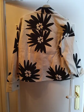 Cazadora vaquera Parfois estampada floral