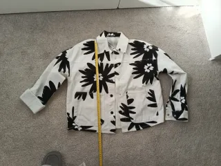 Cazadora vaquera Parfois estampada floral