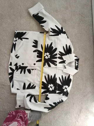 Cazadora vaquera Parfois estampada floral