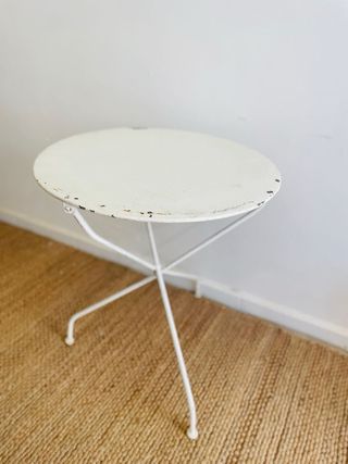 Mesita francesa antigua metal blanco
