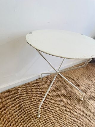 Mesita francesa antigua metal blanco