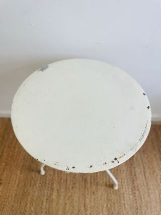 Mesita francesa antigua metal blanco