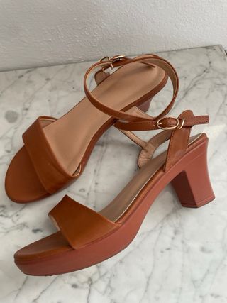 Sandalias tacón marrón