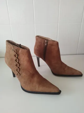 Botines tipo ante tacón marrón