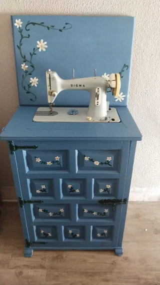 Máquina de coser Sigma con mueble restaurado