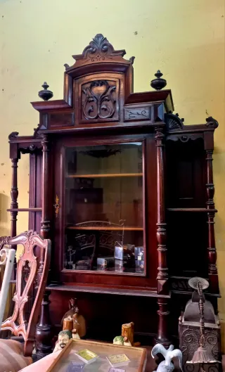 Mueble antiguo de madera y cristal
