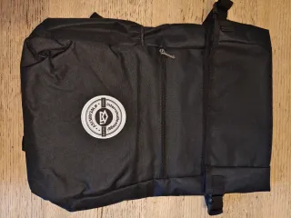 Zaino nero con logo circolare