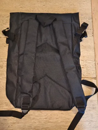 Zaino nero con logo circolare