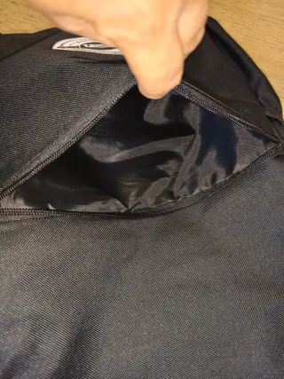 Zaino nero con logo circolare