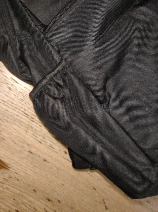 Zaino nero con logo circolare