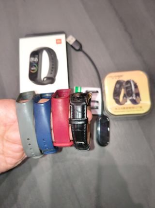 Xiaomi Mi Smart Band 4 con cinturini