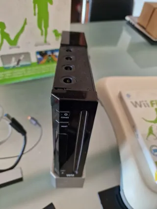 Nintendo Wii con Wii Fit e 2 controller