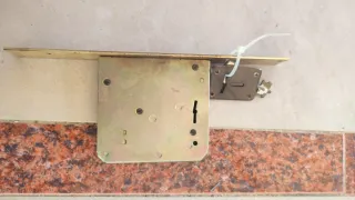 Cerradura de embutir dorada