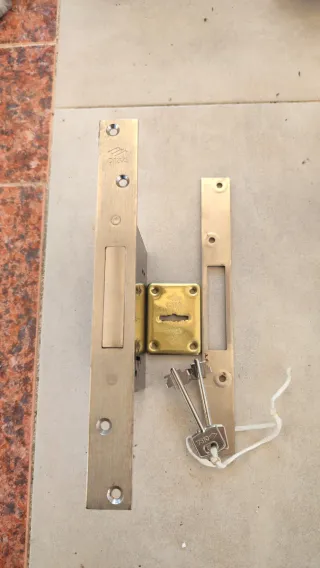 Cerradura de embutir dorada