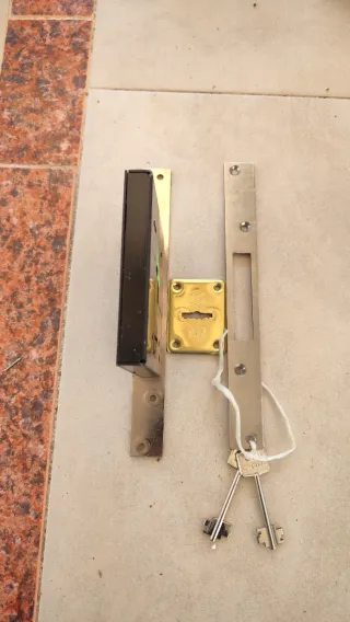 Cerradura de embutir dorada