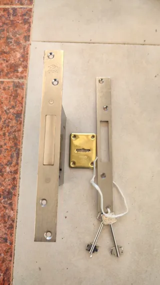 Cerradura de embutir dorada