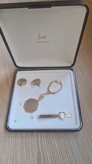 Gemelos, pasador y llavero. Juego "VID"