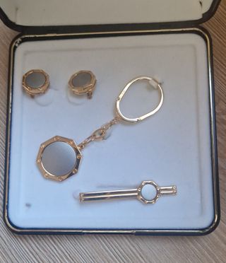 Gemelos, pasador y llavero. Juego "VID"