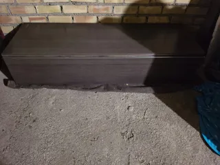 Mueble bajo de madera color ceniza