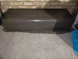 Mueble bajo de madera color ceniza