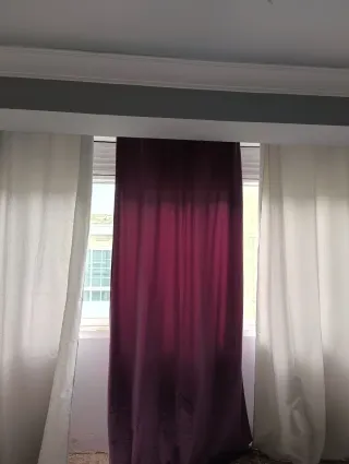 Cabecero y cortinas morados y grises