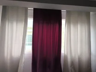 Cabecero y cortinas morados y grises