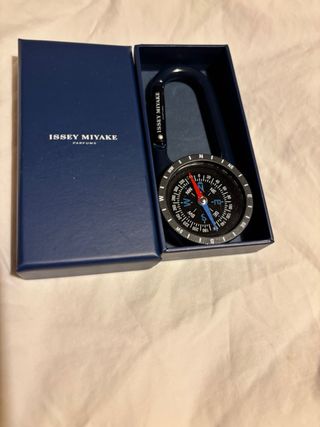 Brújula Issey Miyake con Mosquetón
