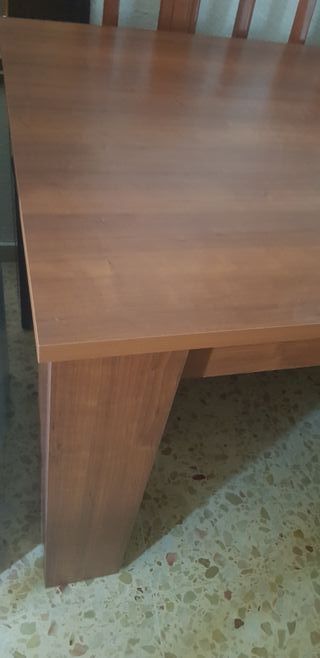 Mesa de comedor y 4 sillas de madera