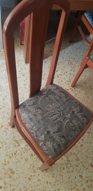 Mesa de comedor y 4 sillas de madera