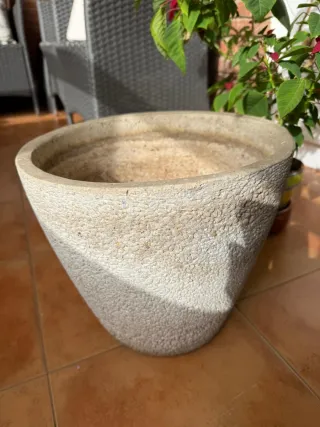Maceta grande de piedra beige y gris