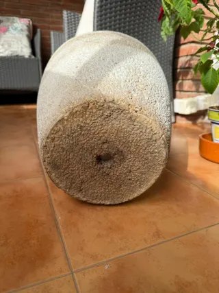 Maceta grande de piedra beige y gris