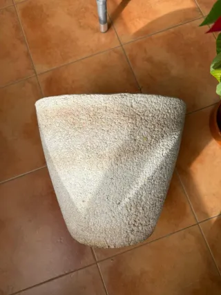 Maceta grande de piedra beige y gris