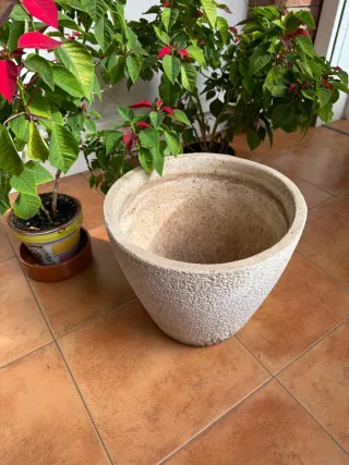 Maceta grande de piedra beige y gris