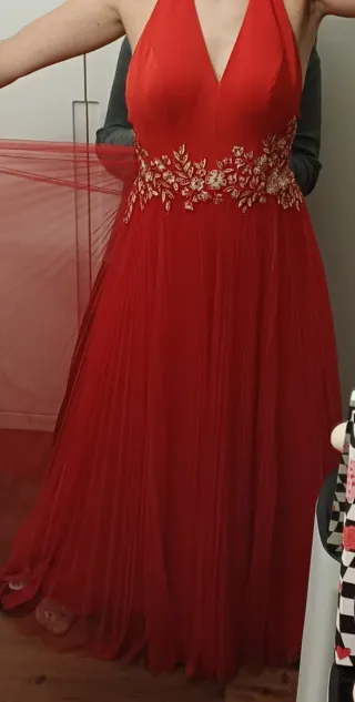 Vestido largo rojo con bordado floral